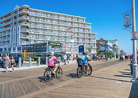 Commander Hotel & Suites