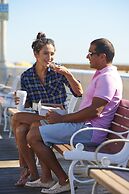 Commander Hotel & Suites