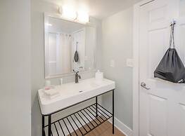 Commander Hotel & Suites