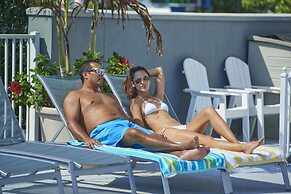 Commander Hotel & Suites