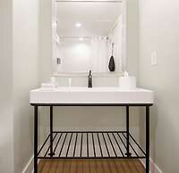 Commander Hotel & Suites