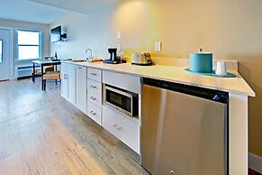 Commander Hotel & Suites