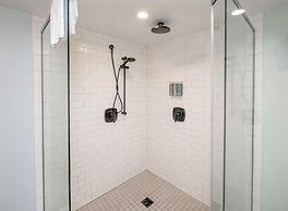 Commander Hotel & Suites