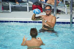 Commander Hotel & Suites