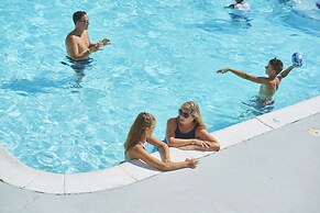 Commander Hotel & Suites