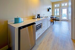 Commander Hotel & Suites