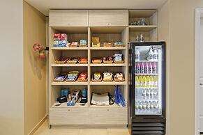 Commander Hotel & Suites