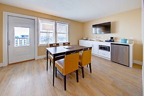 Commander Hotel & Suites