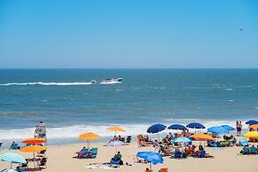 Commander Hotel & Suites