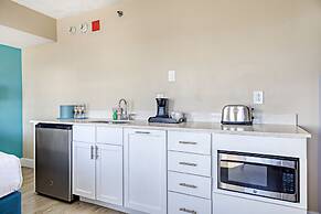 Commander Hotel & Suites