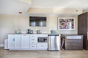 Commander Hotel & Suites