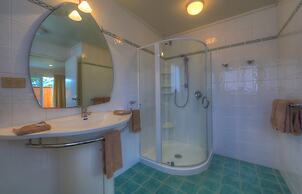 Islander Lodge Apartments