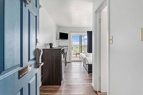 Snyder's Shoreline Inn