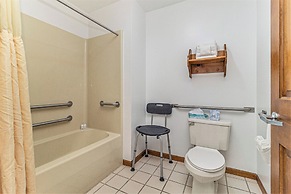 Snyder's Shoreline Inn