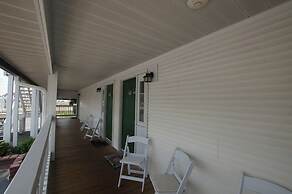 Snyder's Shoreline Inn