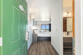 Snyder's Shoreline Inn