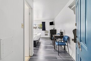 Snyder's Shoreline Inn