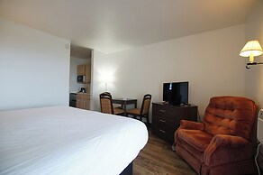 Snyder's Shoreline Inn