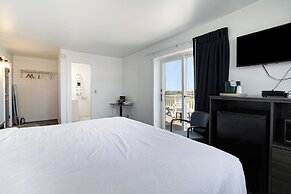 Snyder's Shoreline Inn