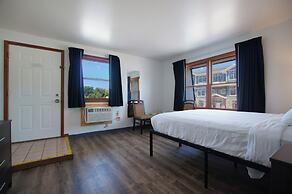 Snyder's Shoreline Inn