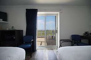 Snyder's Shoreline Inn