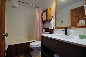 Snyder's Shoreline Inn