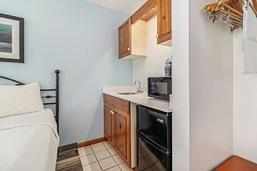 Snyder's Shoreline Inn