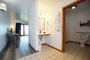 Snyder's Shoreline Inn