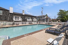 Snyder's Shoreline Inn