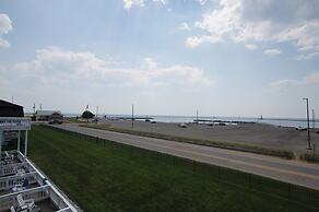 Snyder's Shoreline Inn