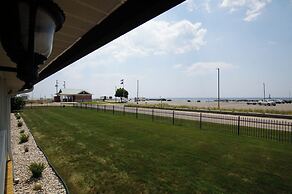 Snyder's Shoreline Inn