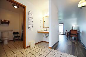 Snyder's Shoreline Inn