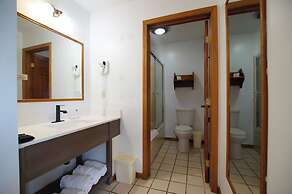 Snyder's Shoreline Inn