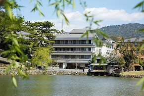 Sarusawaike Yoshidaya