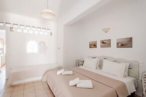 Yakinthos Residence