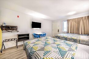 Studio 6 Fort Worth, TX -Stockyards East