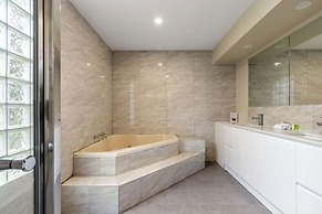 Knox International Hotel & Apartments