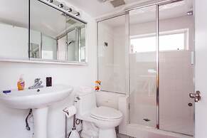 Beverly Hills Modern Guesthouse