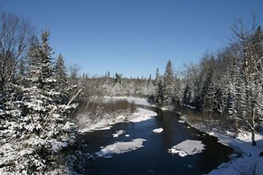 Algonquin Lakeside Inn