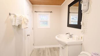 Algonquin Lakeside Inn