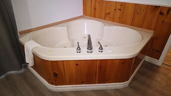 Algonquin Lakeside Inn