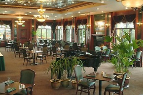 Pike's Waterfront Lodge