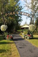 Pike's Waterfront Lodge