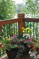 Pike's Waterfront Lodge