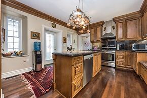 CastleView Inn by Elevate Rooms