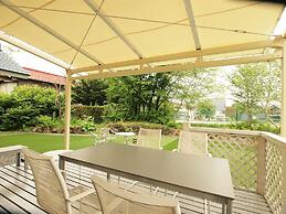 Holiday House Green Garden