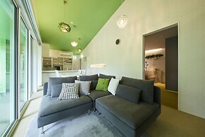 Holiday House Green Garden