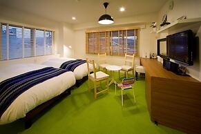 Holiday House Green Garden