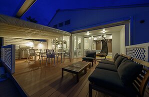 Holiday House Green Garden