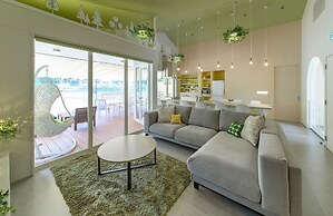 Holiday House Green Garden